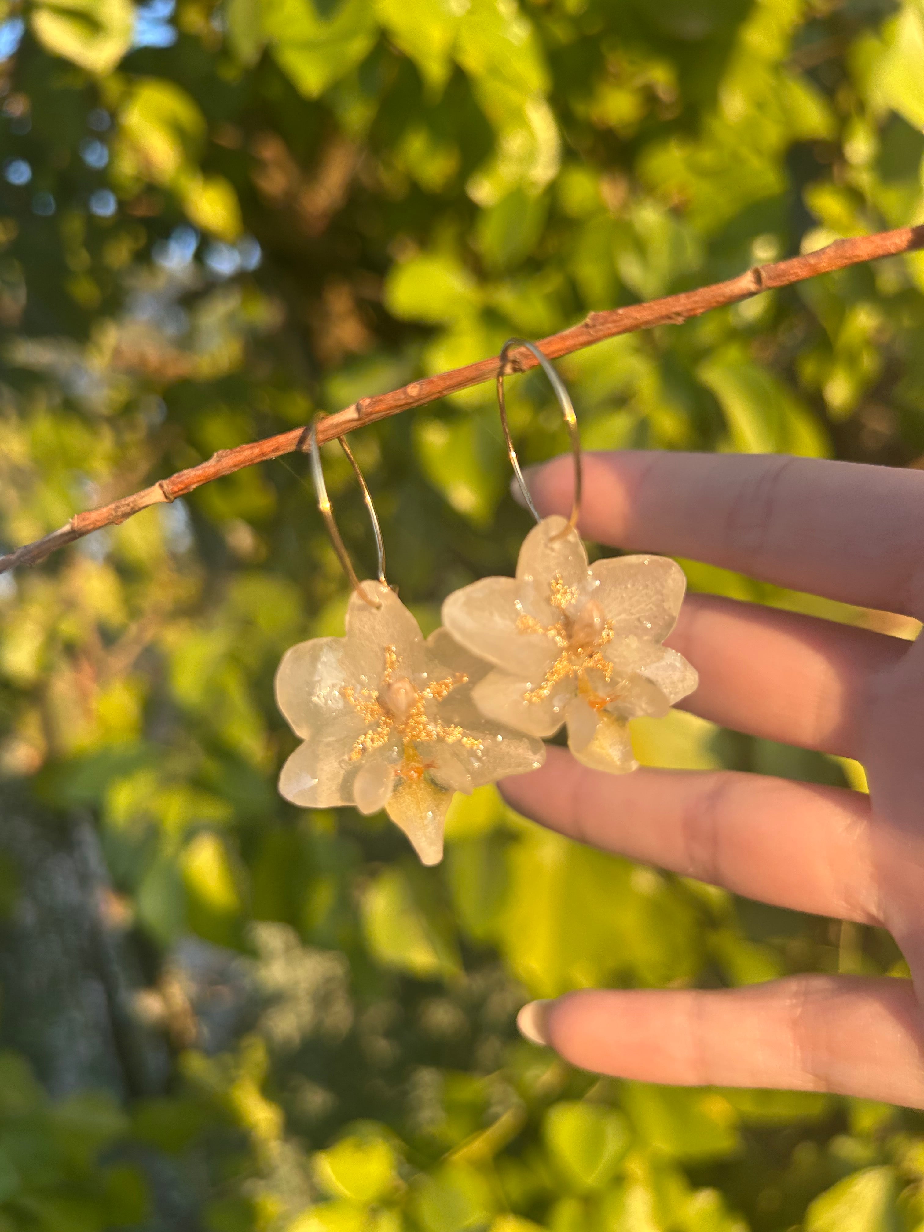 Pendientes orquídea con toques dorados