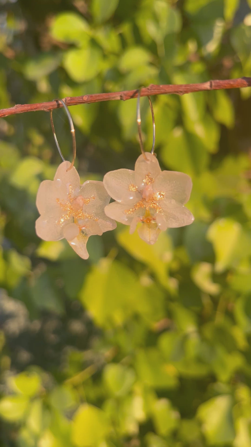Pendientes orquídea con toques dorados
