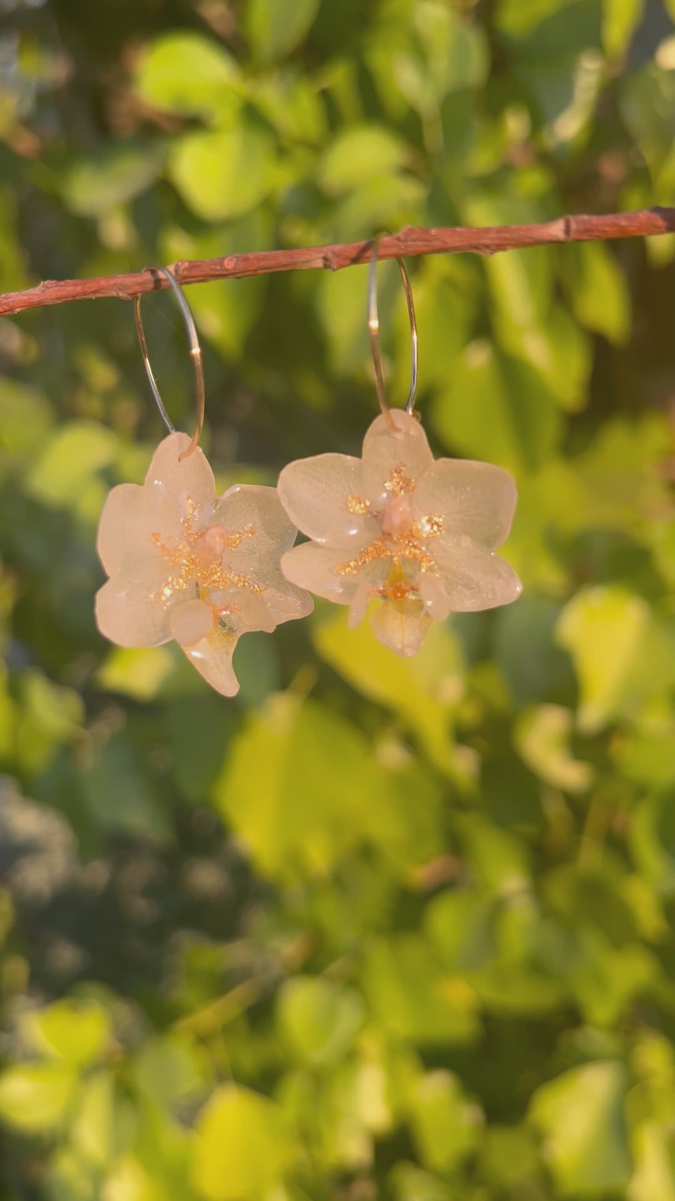 Pendientes orquídea con toques dorados